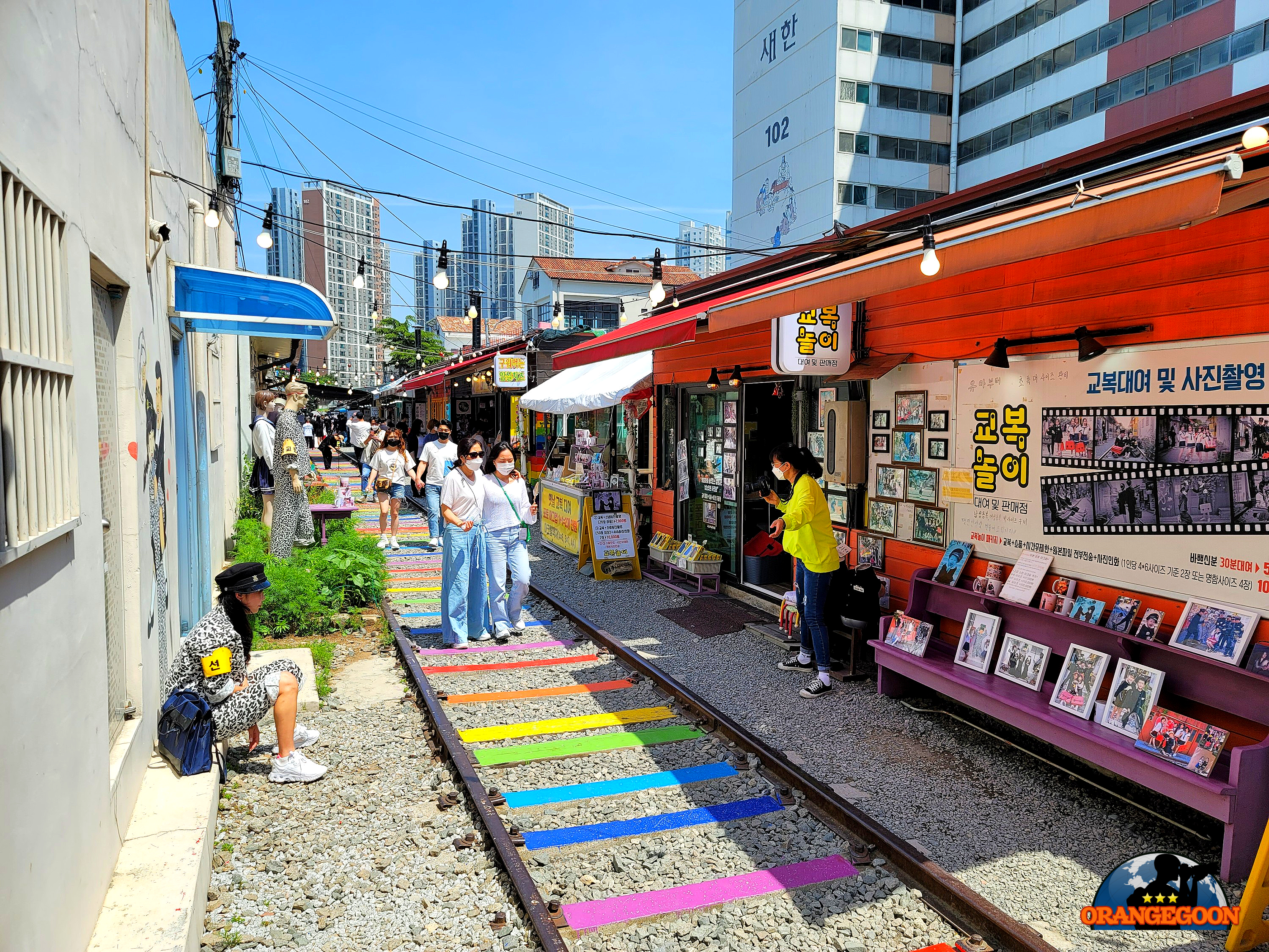 (전북 군산 / 경암동 철길마을 #1) 제지회사 공장과 군산역을 연결하던 화물용 철로가 새로운 관광명소로. 옛 철길을 따라 뚜벅뚜벅