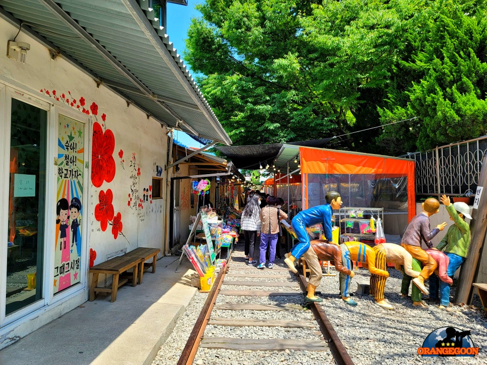 (전북 군산 / 경암동 철길마을 #1) 제지회사 공장과 군산역을 연결하던 화물용 철로가 새로운 관광명소로. 옛 철길을 따라 뚜벅뚜벅