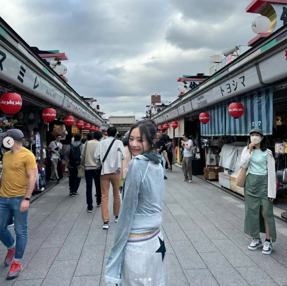 하라주쿠걸 제니 일본 여행패션 꽃무늬 니트 가디건 로우라이즈 롱 스커트 코디 정보