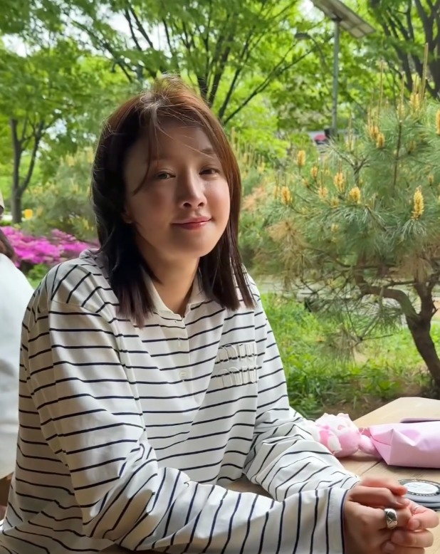 이시영 서울숲 난리난 핑크색 롱샴 파우치 가격은?