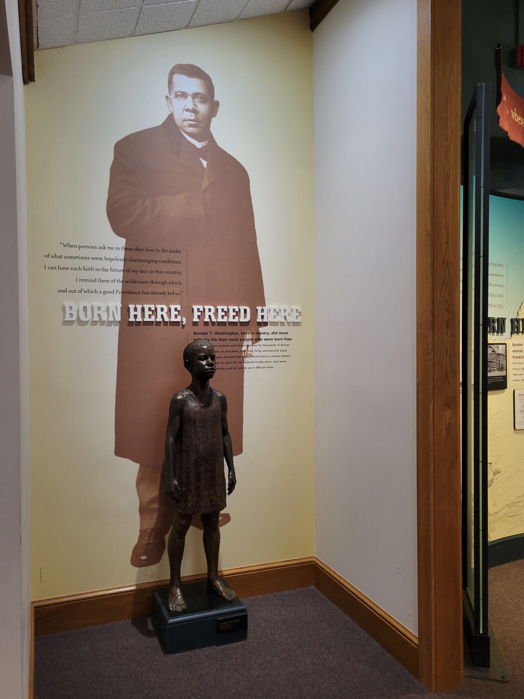터스키기 기술학교를 설립한 흑인 교육자의 출생지인 부커 워싱턴(Booker T. Washington) 준국립공원
