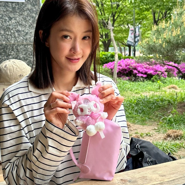 이시영 서울숲 난리난 핑크색 롱샴 파우치 가격은?