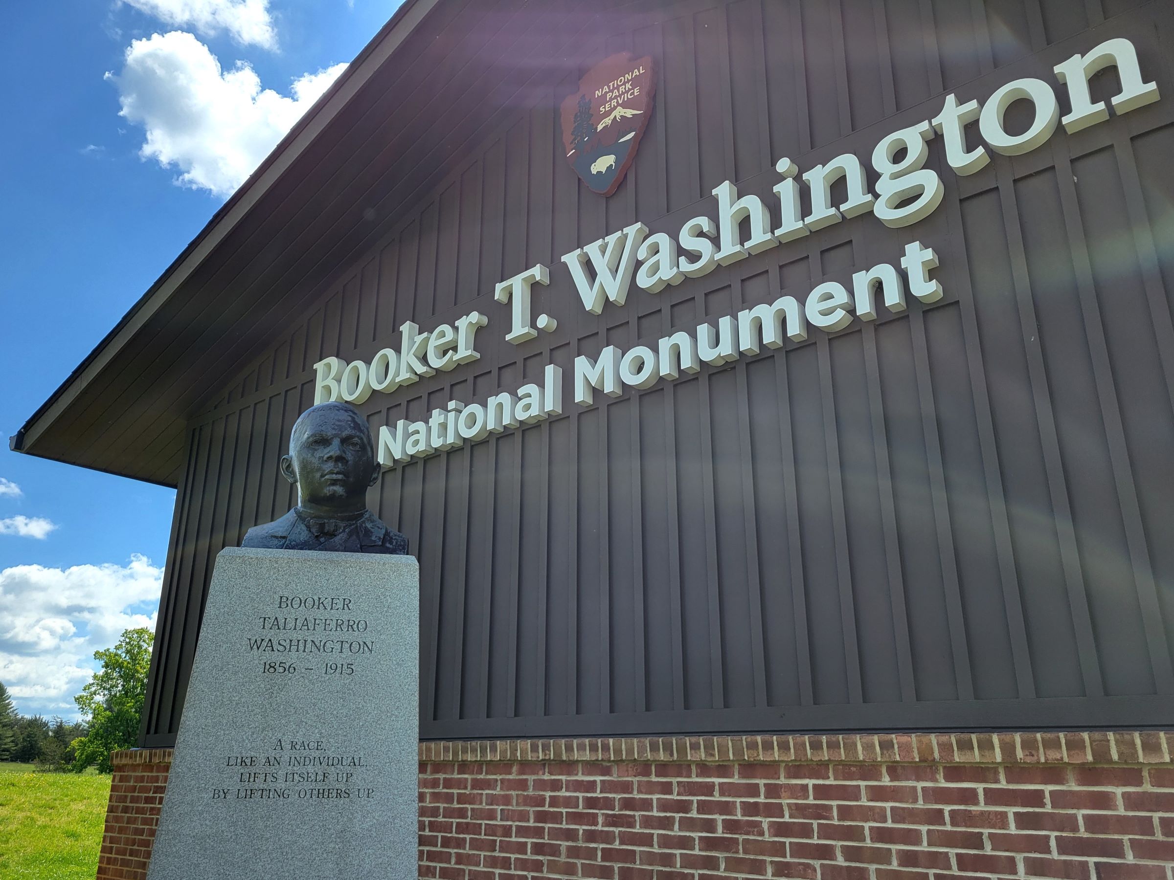 터스키기 기술학교를 설립한 흑인 교육자의 출생지인 부커 워싱턴(Booker T. Washington) 준국립공원
