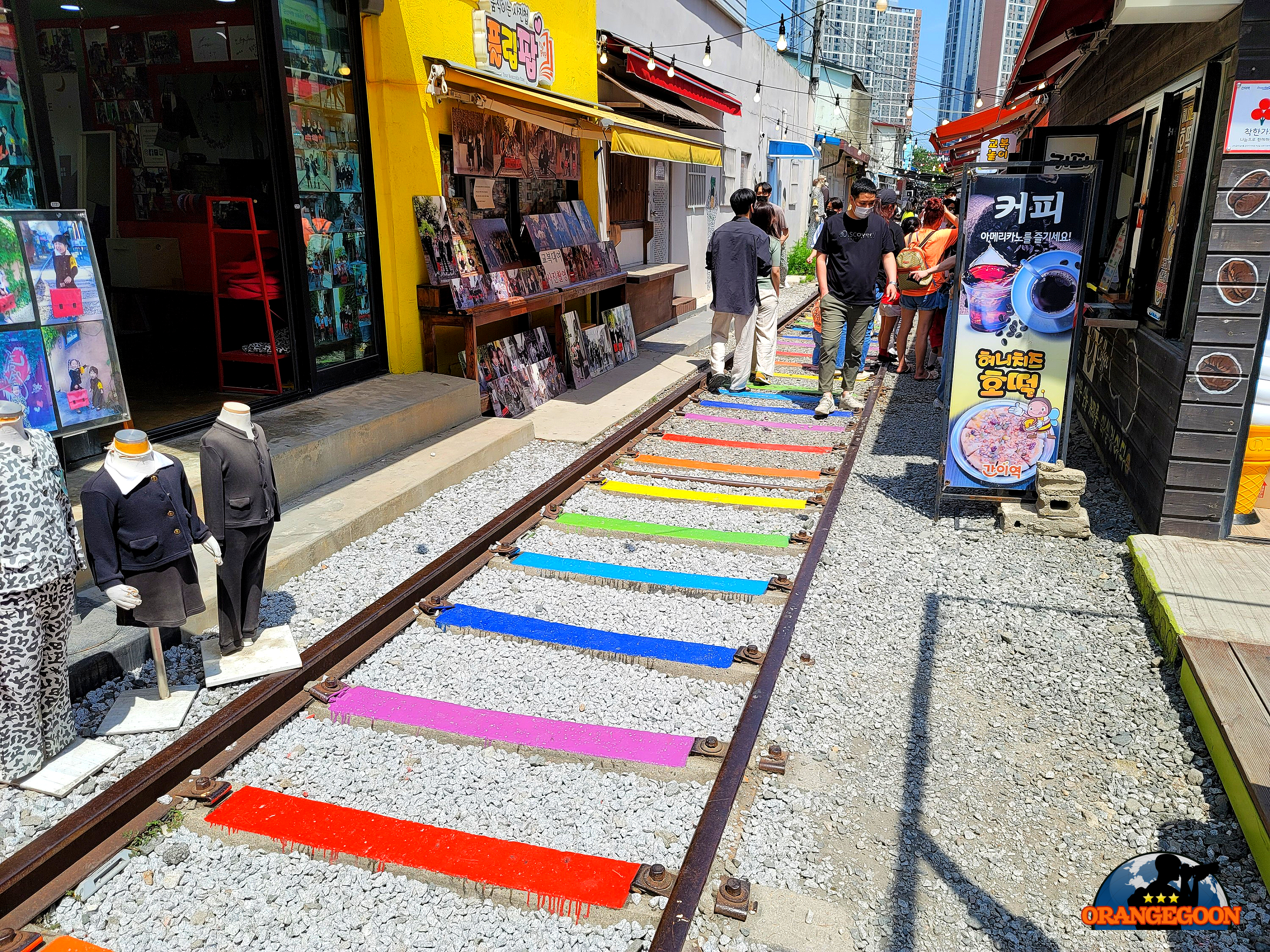 (전북 군산 / 경암동 철길마을 #1) 제지회사 공장과 군산역을 연결하던 화물용 철로가 새로운 관광명소로. 옛 철길을 따라 뚜벅뚜벅