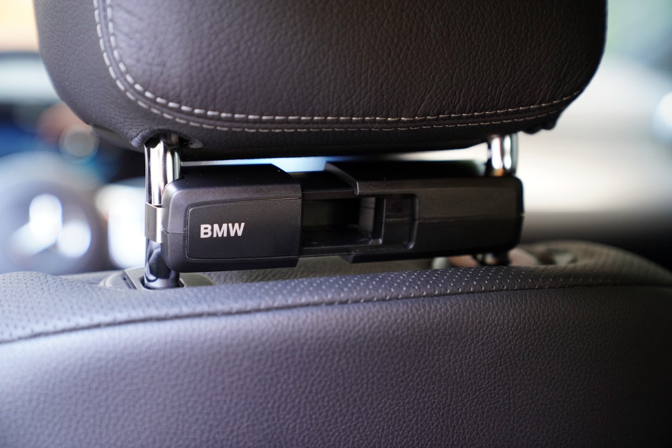 BMW i5_BMW 트래블 컴포트 시스템 태블릿 홀더 장착