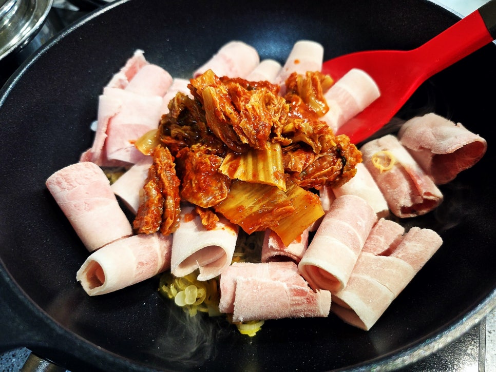 대패삼겹살 돼지고기 두부김치 만드는법 김치두루치기 레시피