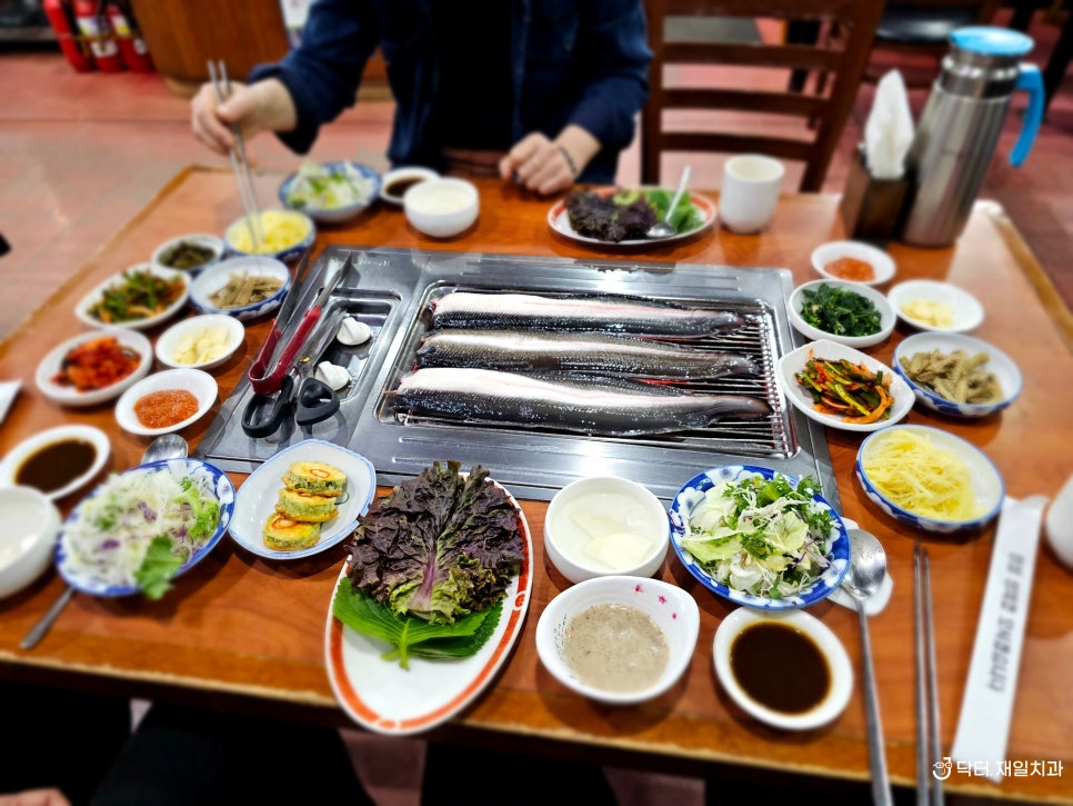 암사맛집 암사민물장어에서 직원과 함께 먹는 맛있는 장어구이