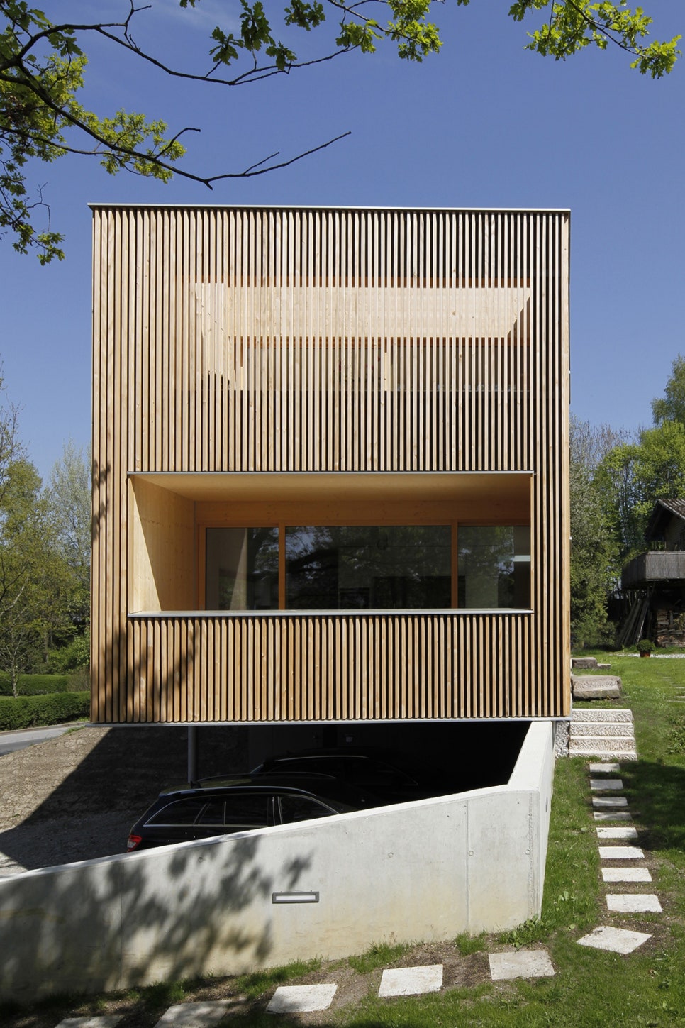 심플한 외관을 가진 저 에너지 주택, House J-T by Juri Troy Architects