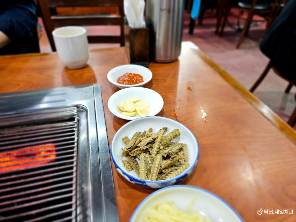 암사맛집 암사민물장어에서 직원과 함께 먹는 맛있는 장어구이