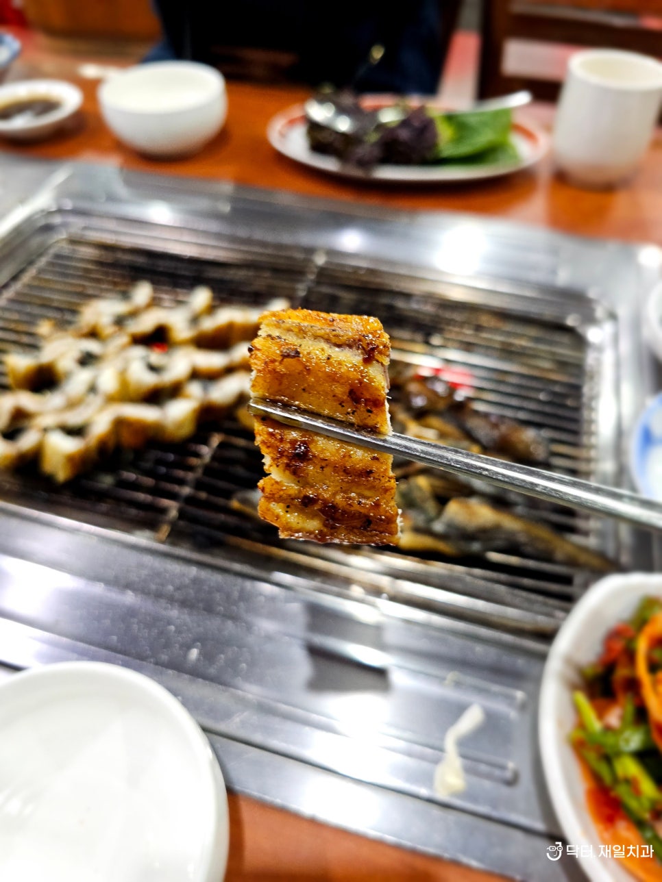 암사맛집 암사민물장어에서 직원과 함께 먹는 맛있는 장어구이