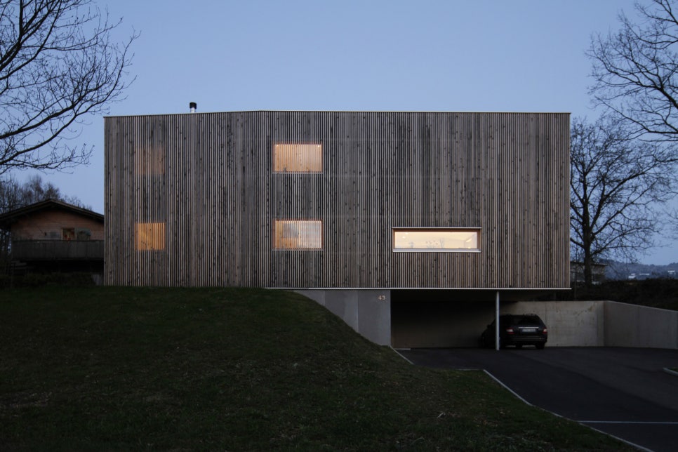 심플한 외관을 가진 저 에너지 주택, House J-T by Juri Troy Architects