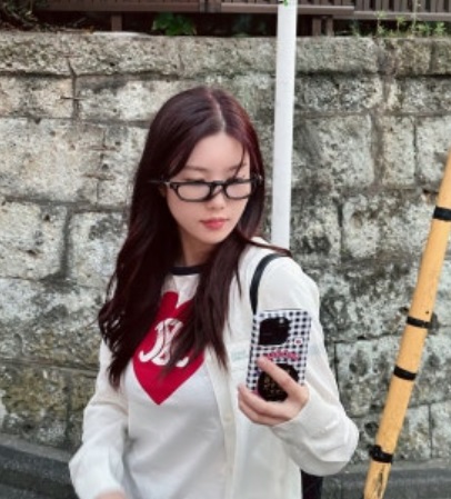 권은비 일본여행룩 옷 패션 셀린느 티셔츠 반팔티 가격