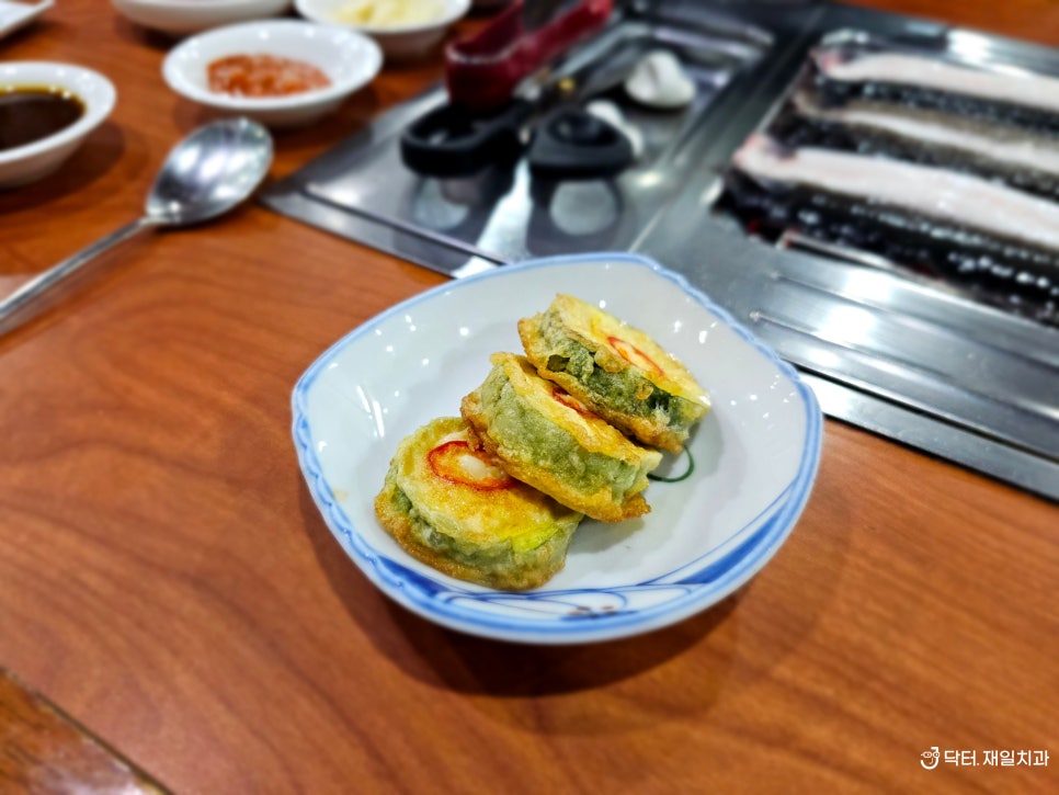 암사맛집 암사민물장어에서 직원과 함께 먹는 맛있는 장어구이