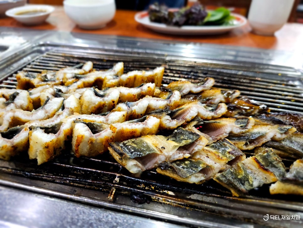 암사맛집 암사민물장어에서 직원과 함께 먹는 맛있는 장어구이