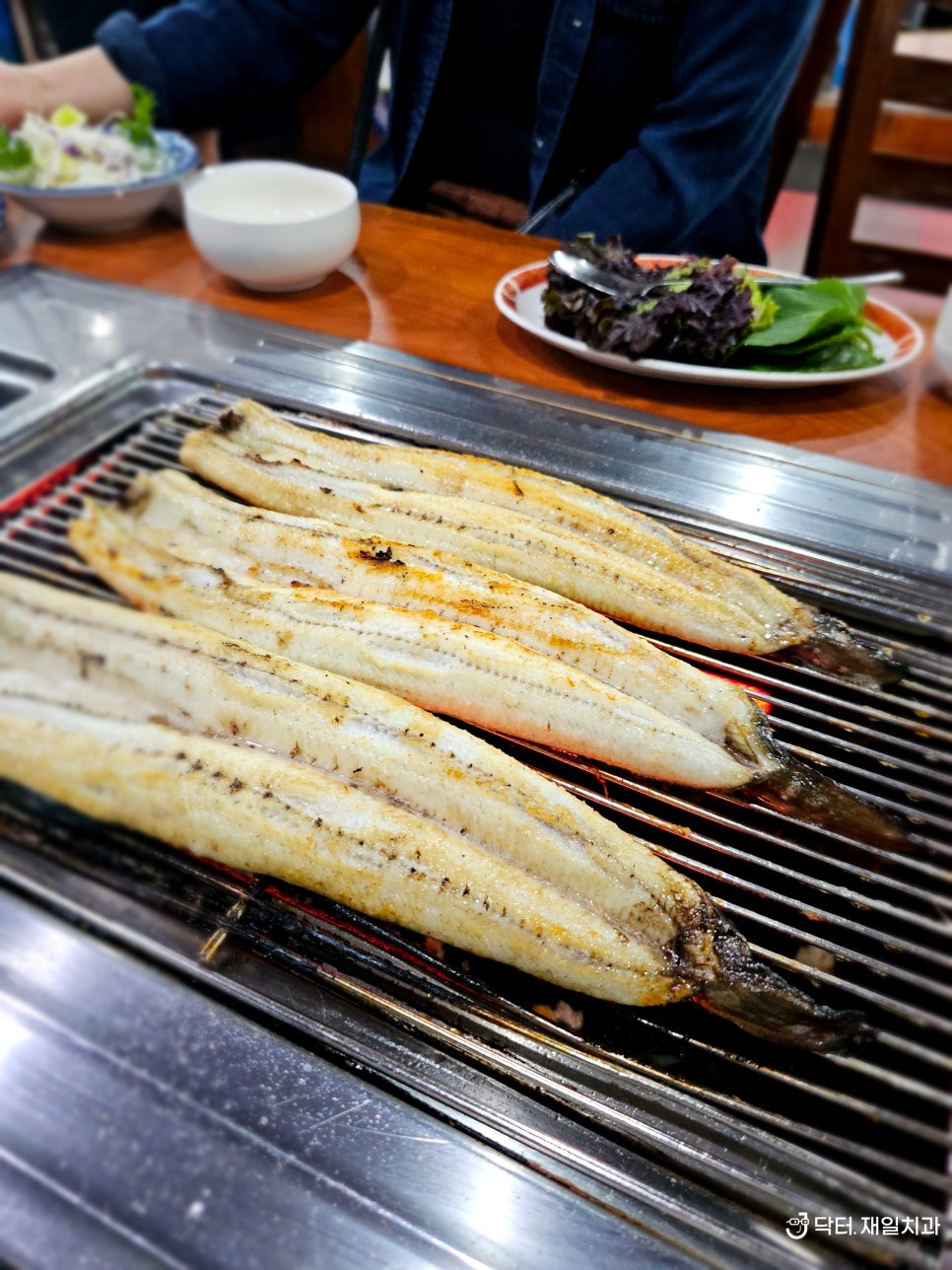 암사맛집 암사민물장어에서 직원과 함께 먹는 맛있는 장어구이