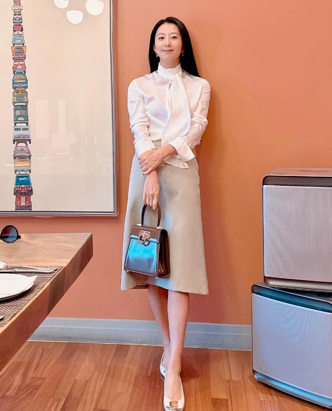김희애 패션 난리난 페라가모 가방 여자 핸드백 가격은?