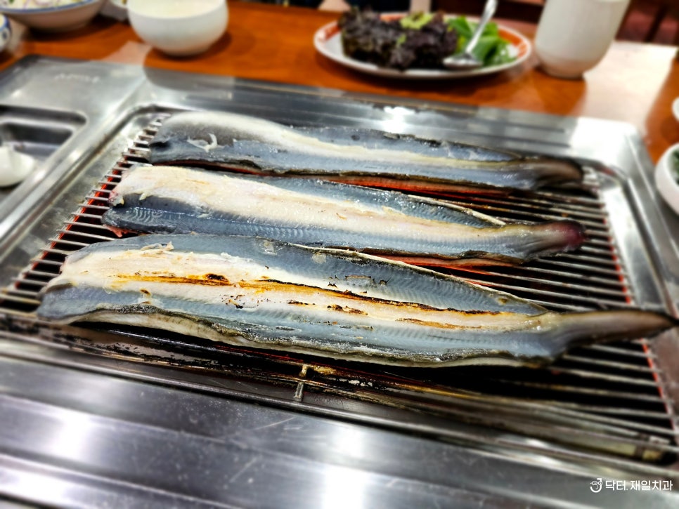 암사맛집 암사민물장어에서 직원과 함께 먹는 맛있는 장어구이