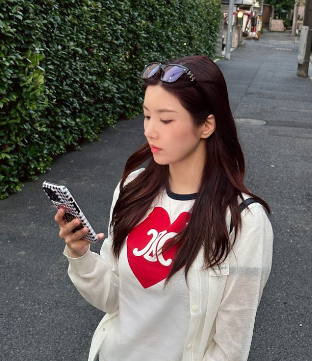 권은비 일본 도쿄 난리난 여자 반팔티 브랜드 셀린느 가격은?
