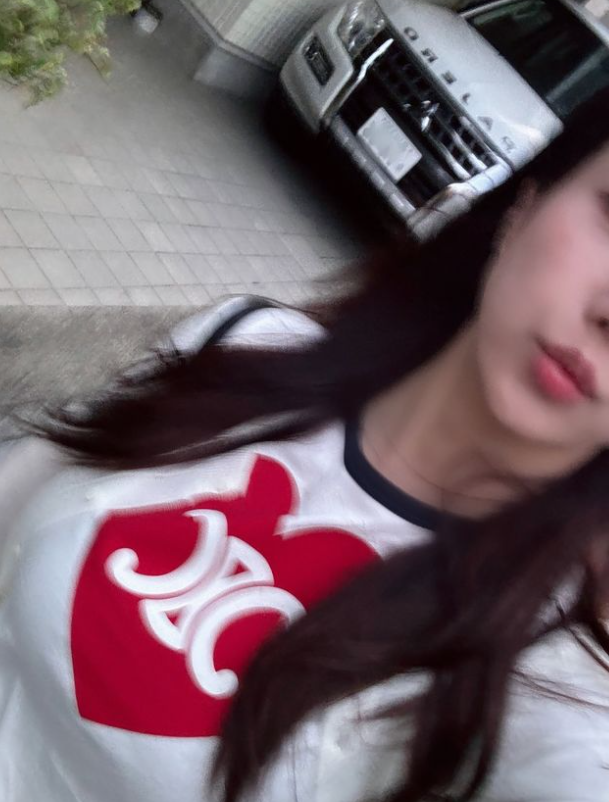 권은비 일본 도쿄 난리난 여자 반팔티 브랜드 셀린느 가격은?