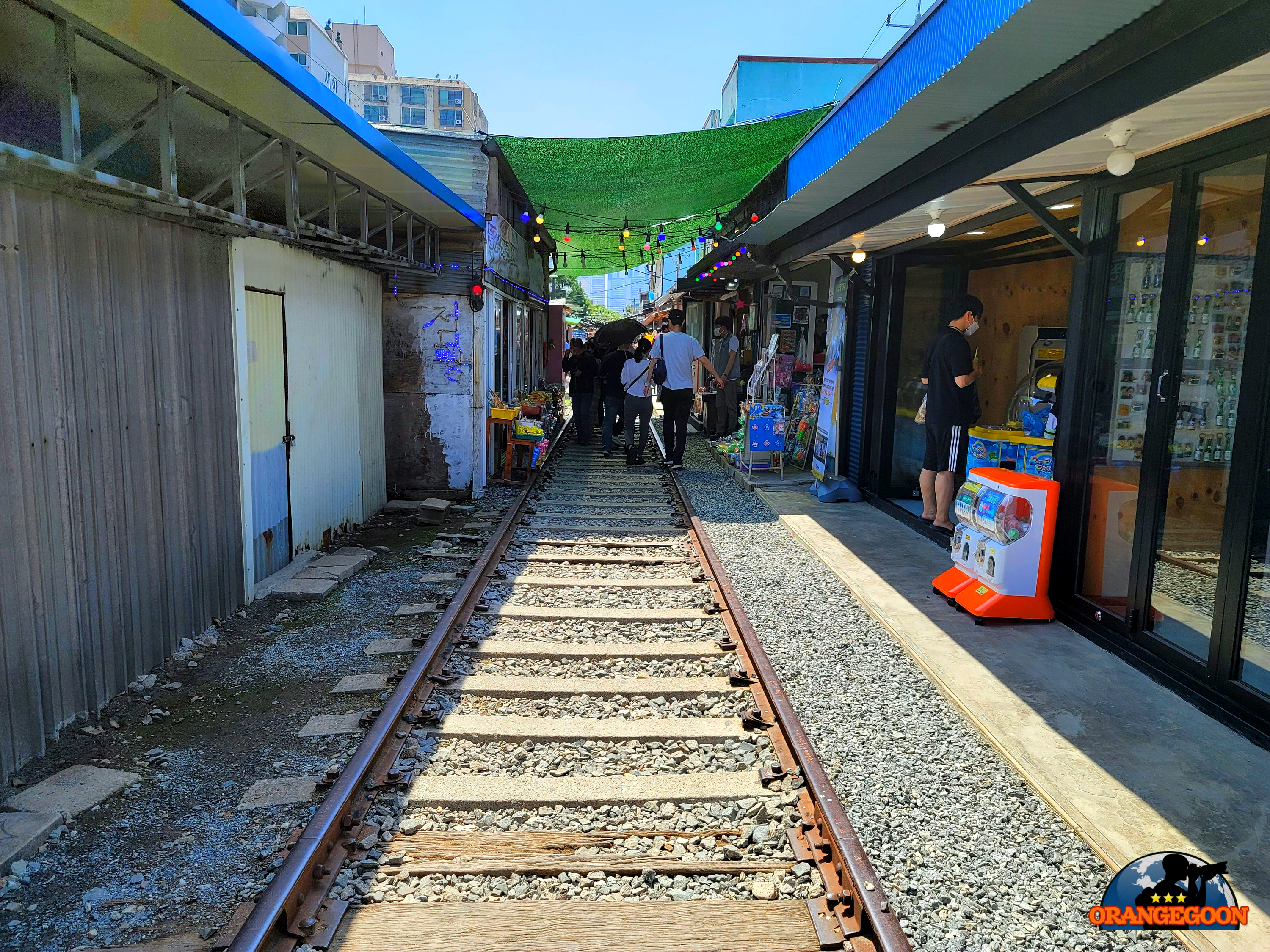 (전북 군산 / 경암동 철길마을 #2) 제지회사 공장과 군산역을 연결하던 화물용 철로가 새로운 관광명소로. 옛 철길을 따라 뚜벅뚜벅