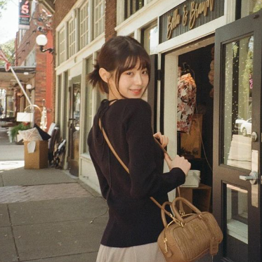 장원영 미국 난리난 미우미우 여자 명품 가방 숄더백 가격은?