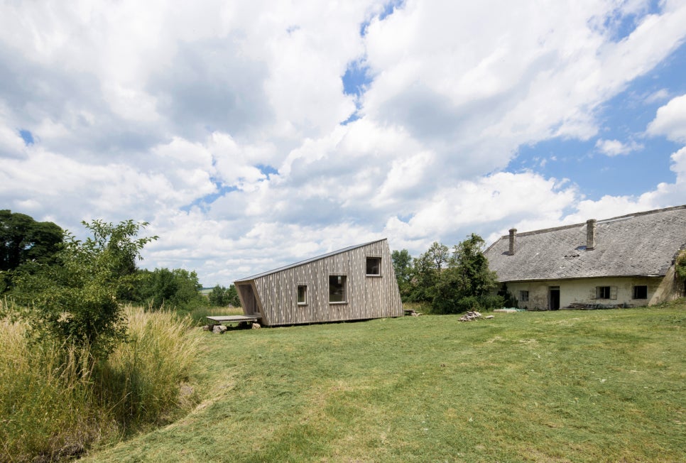 지속 가능한 저예산 스트로베일 하우스, Straw Flea House by Juri Troy Architects