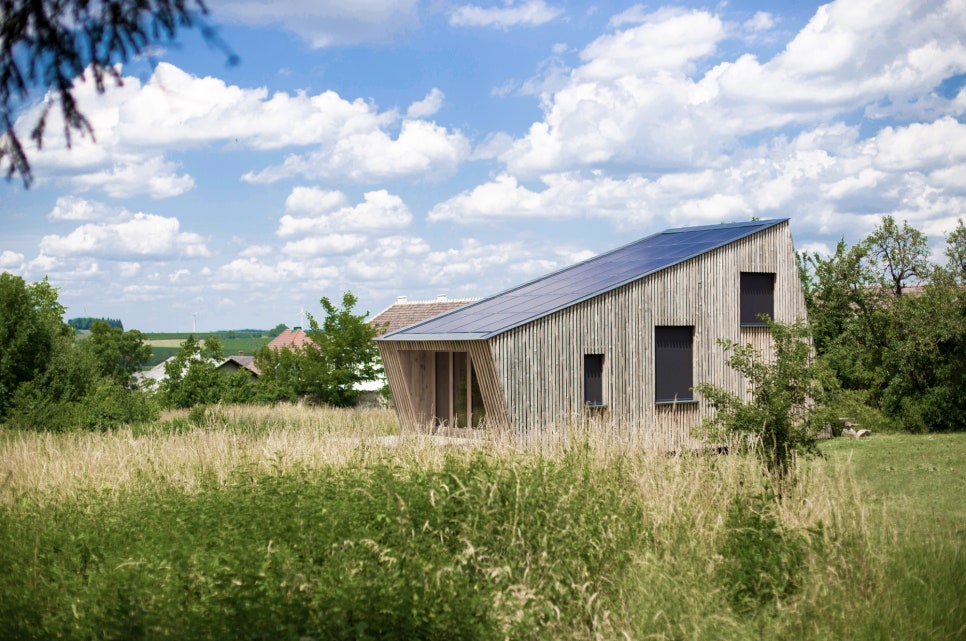 지속 가능한 저예산 스트로베일 하우스, Straw Flea House by Juri Troy Architects