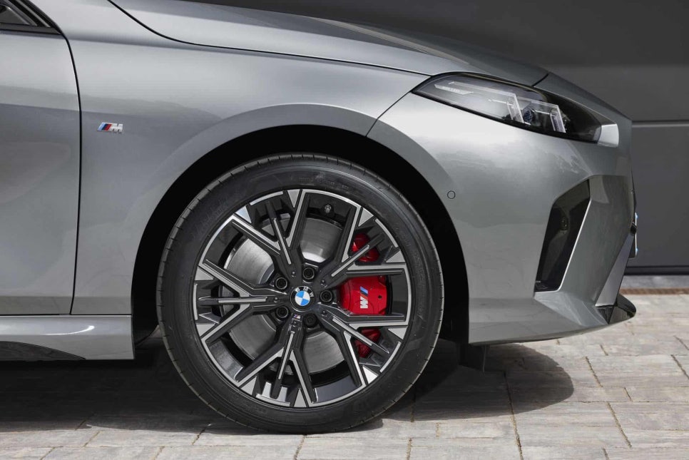 신형 4세대 BMW 1시리즈 F70 공식 공개, 가솔린 모델명에서 i 삭제