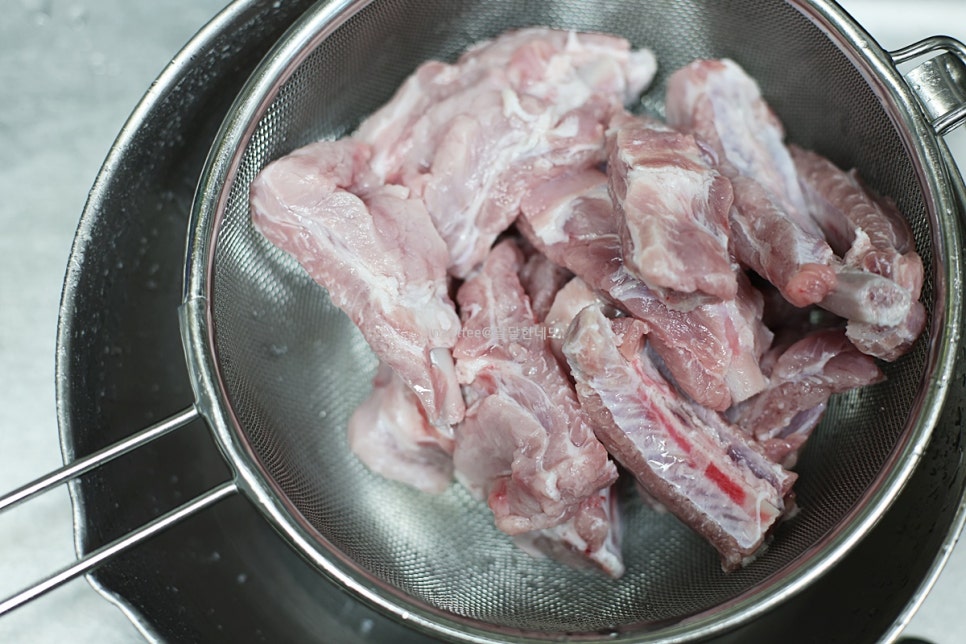 돼지 등갈비 김치찜 레시피 묵은지 돼지고기 김치찜 만들기