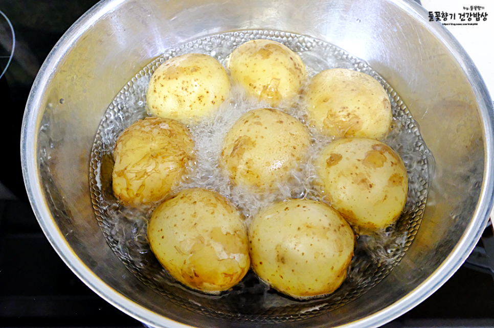 껍질채 감자 삶는법 맛있게 감자삶기 시간 감자삶는방법