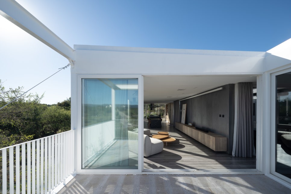 현대 건축의 디자인 요소들이 망라된 중정형 주택, Villa 471 by Estudio Autónomo Arquitectura