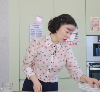최화정 유튜브 옷 셔츠 블라우스 플라워 시금치빵 레시피