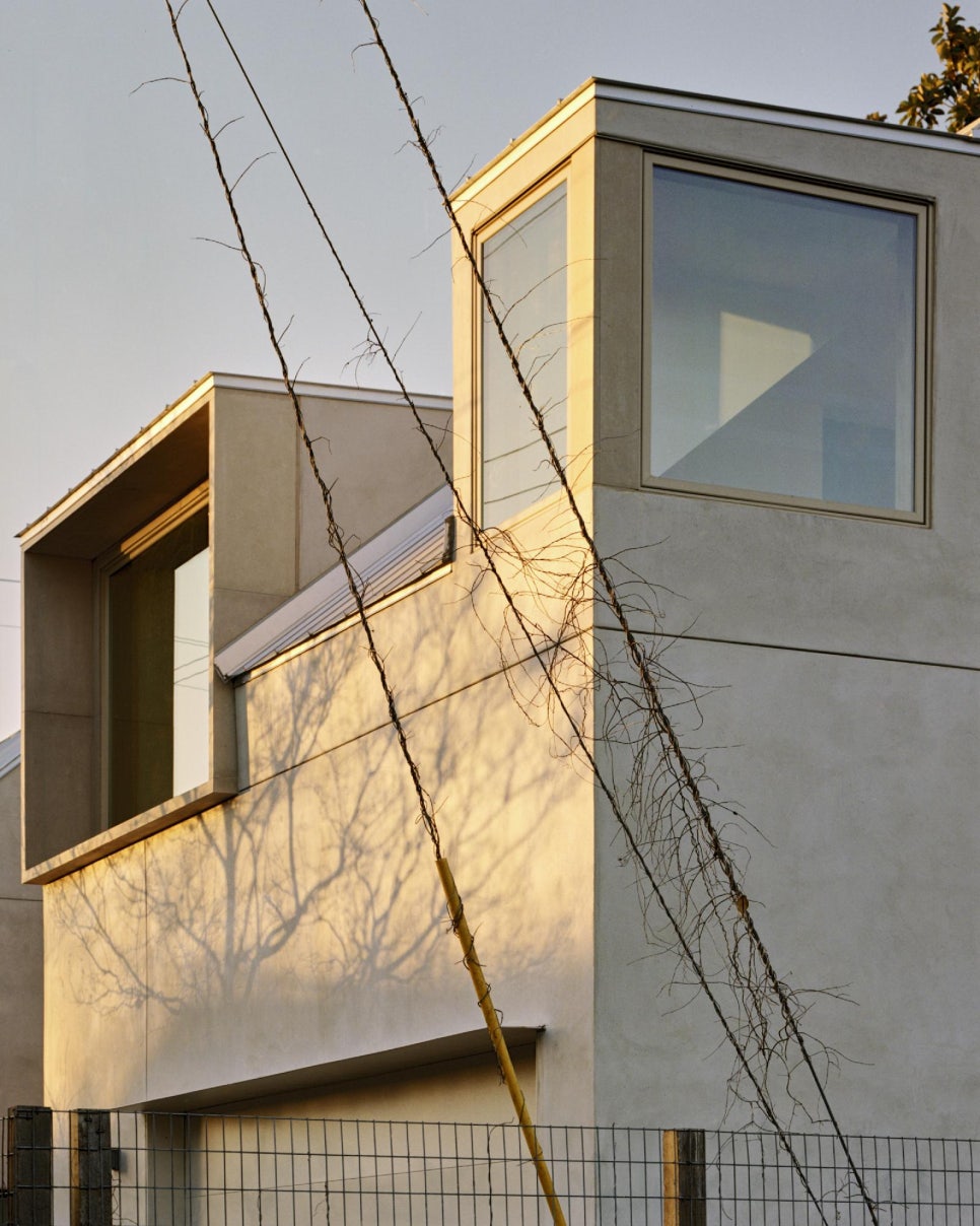 박공+지붕창! 뒤뜰에 지은 영화 촬영감독의 별채, Aperture House by Faye + Walker Architecture