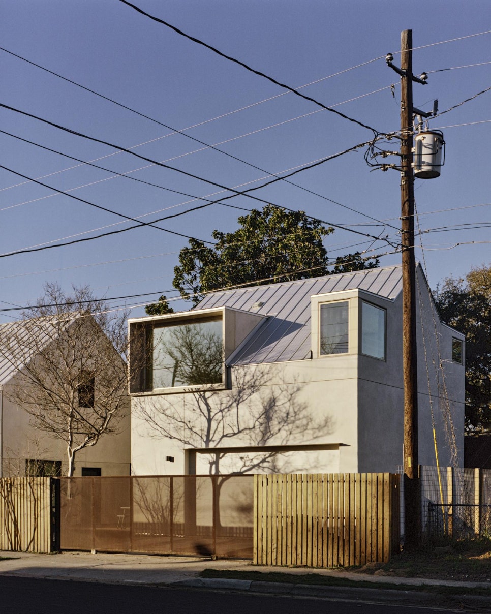 박공+지붕창! 뒤뜰에 지은 영화 촬영감독의 별채, Aperture House by Faye + Walker Architecture