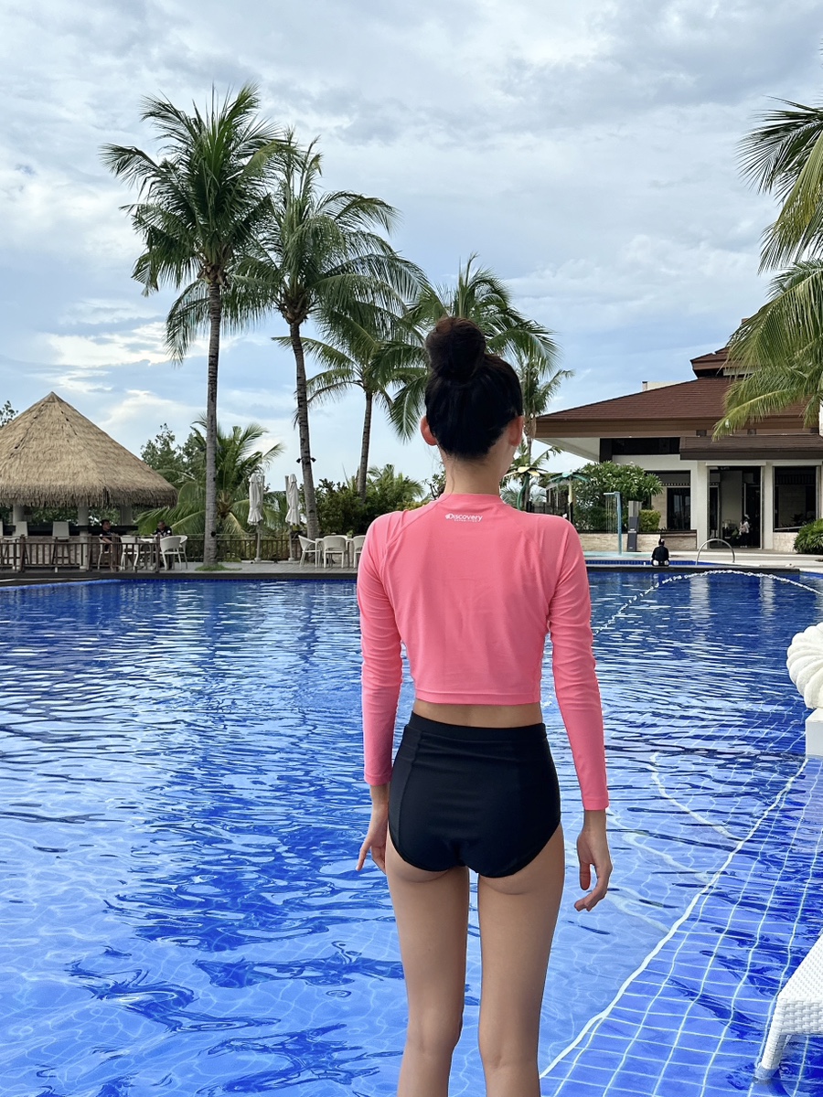 해외여행 준비물: 디스커버리 여성 수영복 고윤정 여자 크롭 래쉬가드 세트