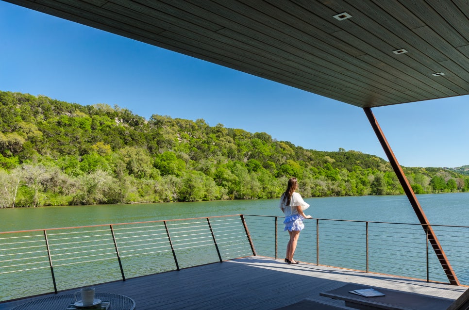 본채는 따로! 근사한 선착장이 딸린 게스트 하우스, River Hills Cabin by Miró Rivera Architects