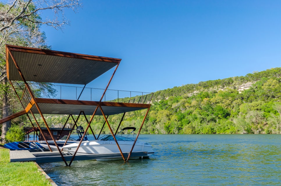 본채는 따로! 근사한 선착장이 딸린 게스트 하우스, River Hills Cabin by Miró Rivera Architects