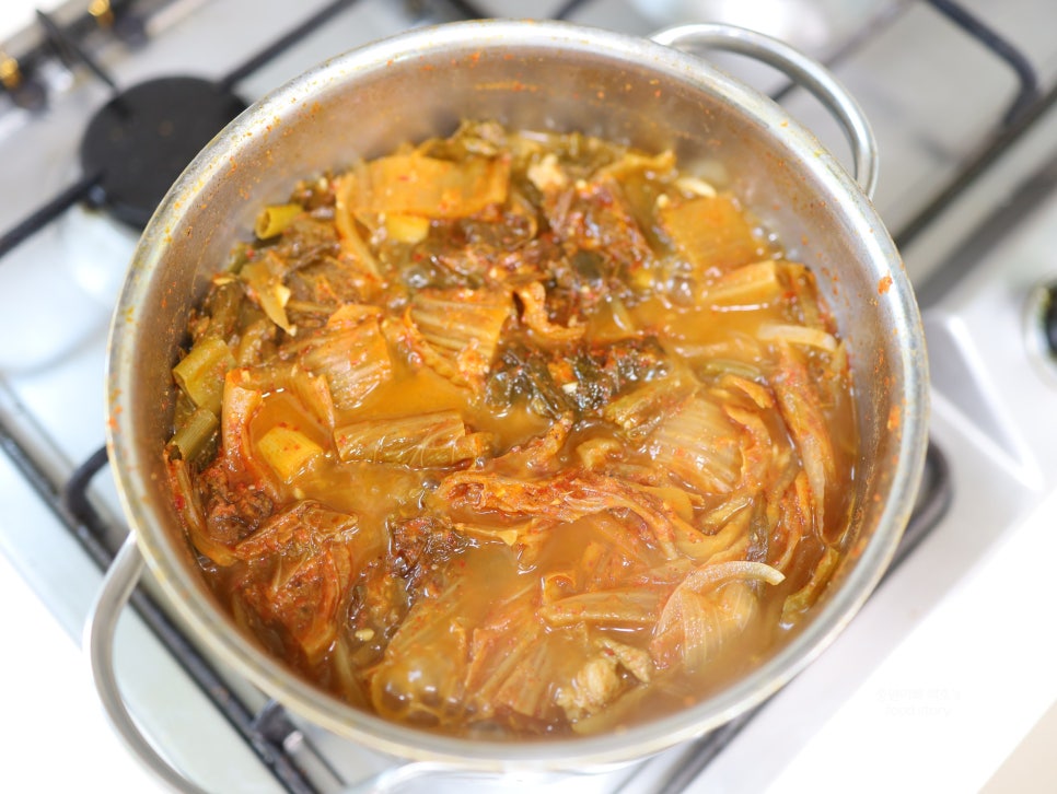 류수영 김치찌개 레시피 재료 신김치 돼지고기 목살 편스토랑