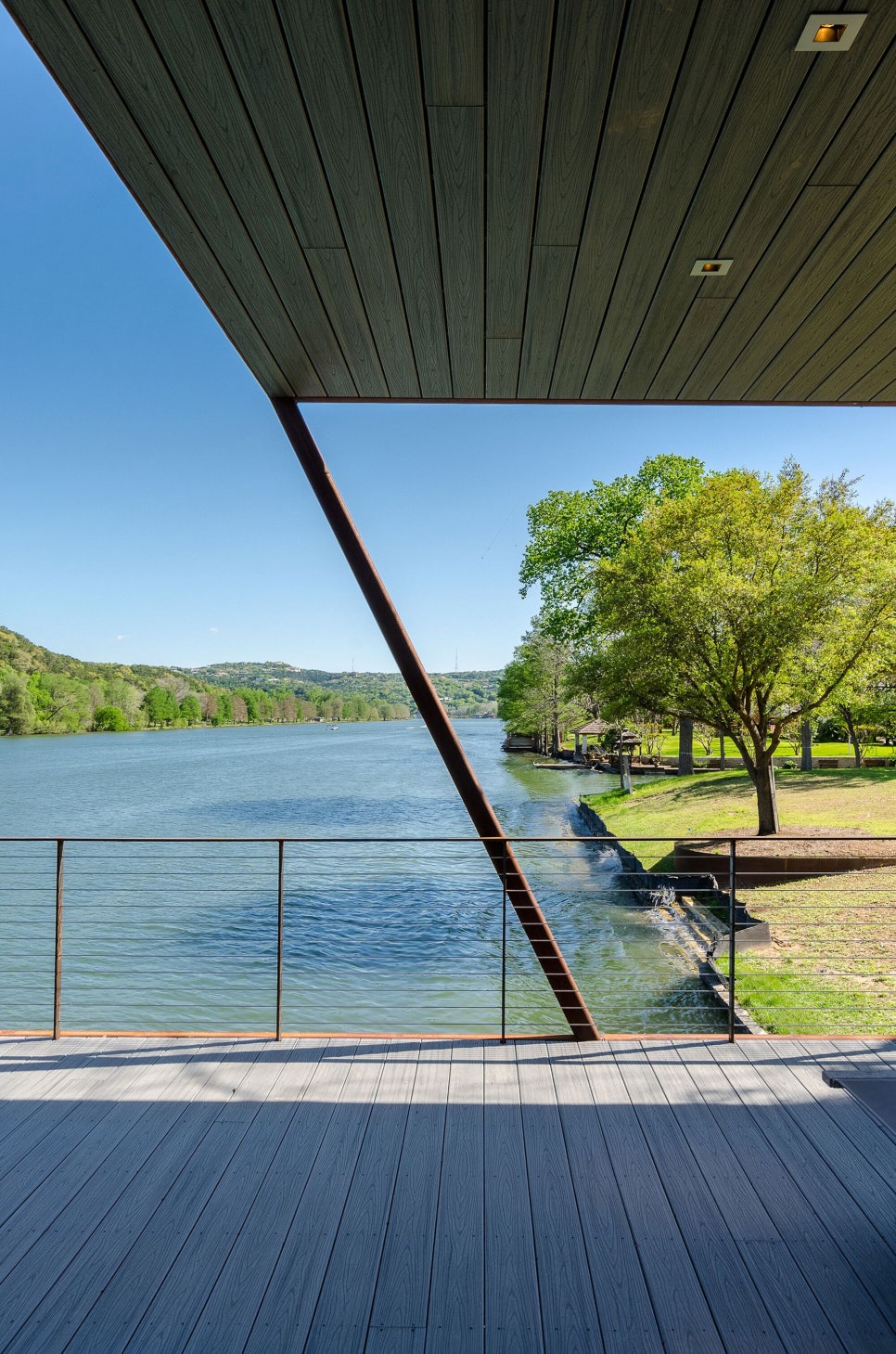 본채는 따로! 근사한 선착장이 딸린 게스트 하우스, River Hills Cabin by Miró Rivera Architects