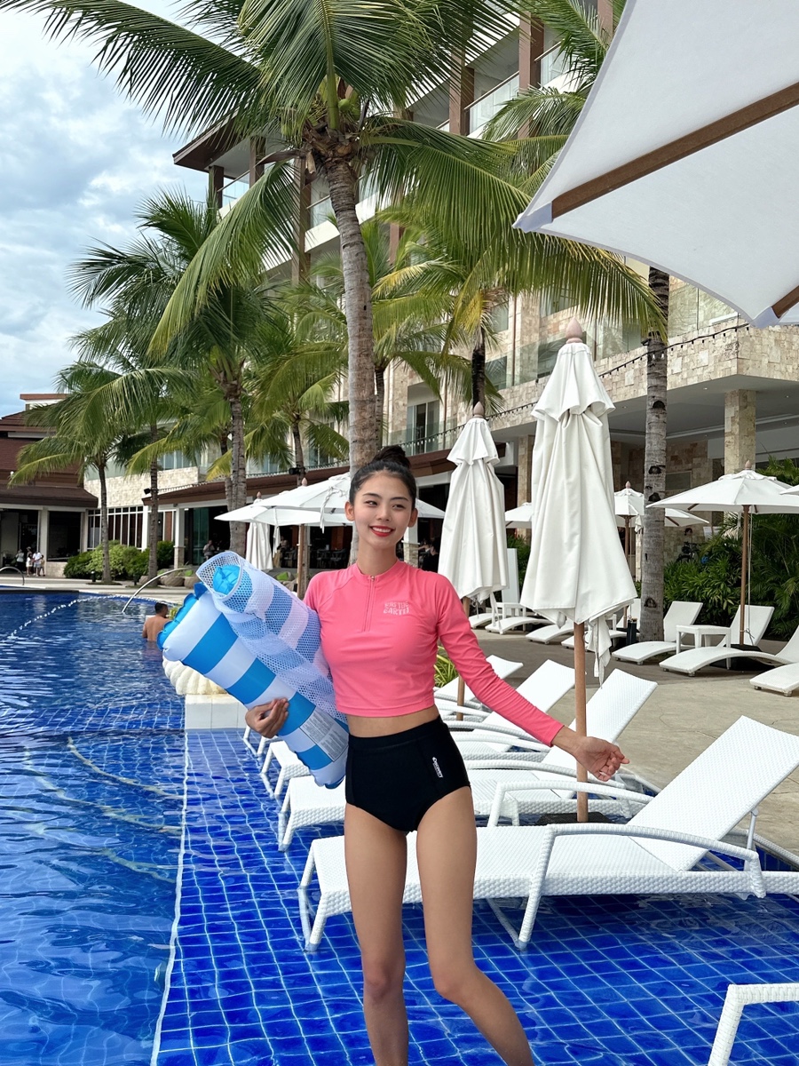 해외여행 준비물: 디스커버리 여성 수영복 고윤정 여자 크롭 래쉬가드 세트