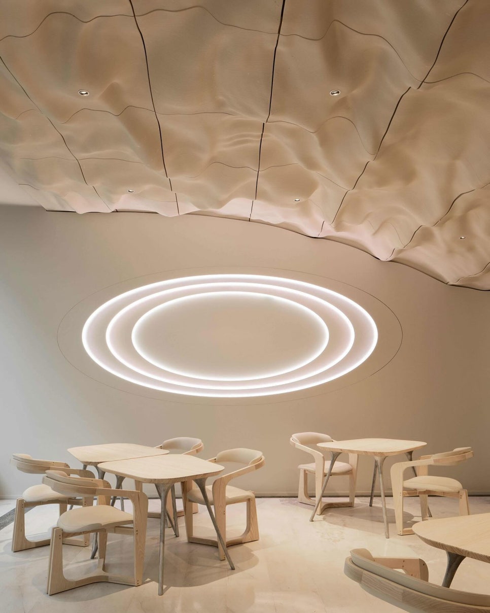 알프스 산맥이 연상되는 작은 카페 천장 인테리어 디자인