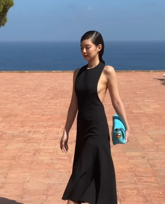 제니 패션 당당한 자크뮈스 모델 워킹 20대 숄더백 여자 핸드백 스웨이드 명품백 가방 가격은?