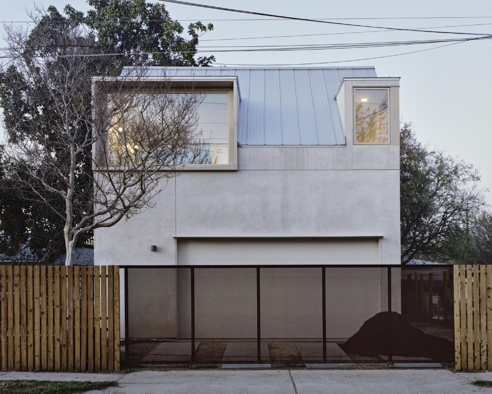 박공+지붕창! 뒤뜰에 지은 영화 촬영감독의 별채, Aperture House by Faye + Walker Architecture