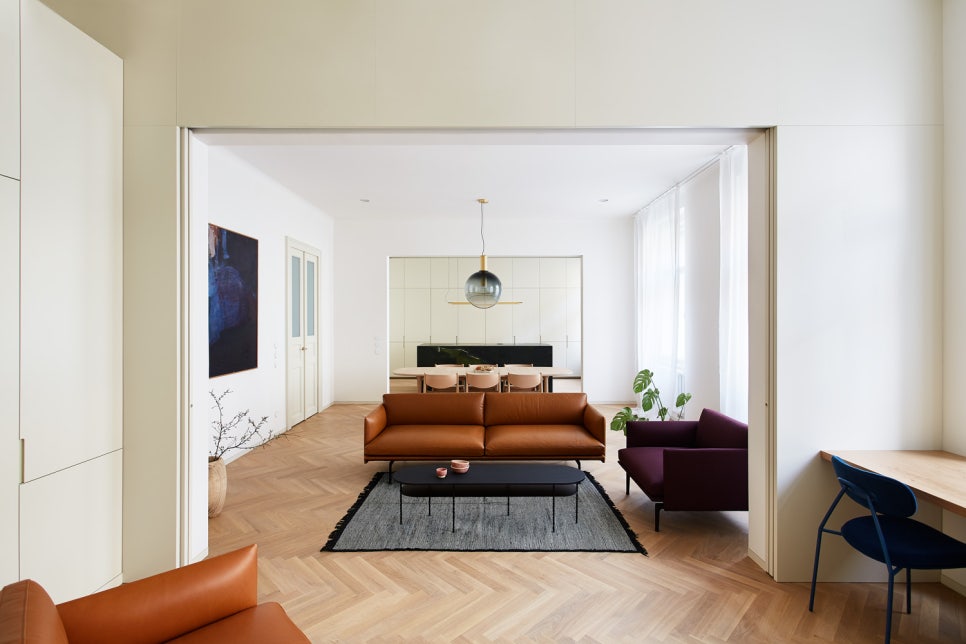 앙필라드 구조로 궁전처럼 만든 프라하의 아파트, Reconstruction of an Apartment in Prague by ATELIER 111 architekti