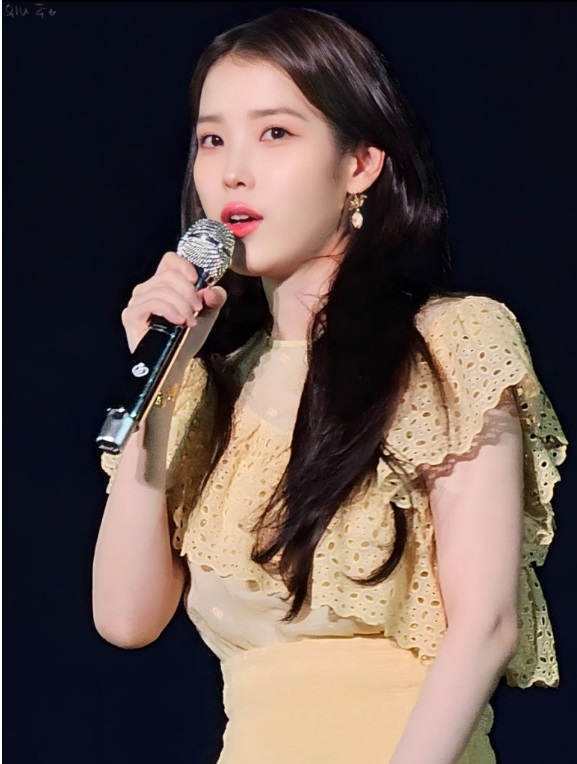 아이유 악뮤 콘서트 게스트 옷 원피스 이자벨마랑 셋업 블라우스 미니스커트 여름 패션