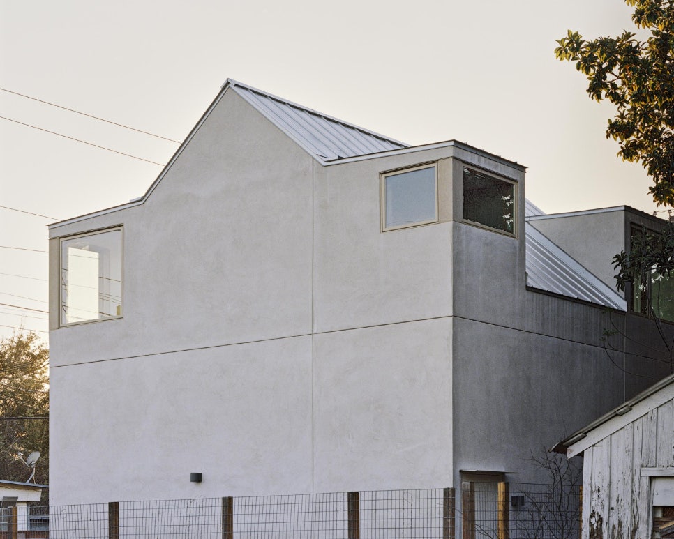 박공+지붕창! 뒤뜰에 지은 영화 촬영감독의 별채, Aperture House by Faye + Walker Architecture