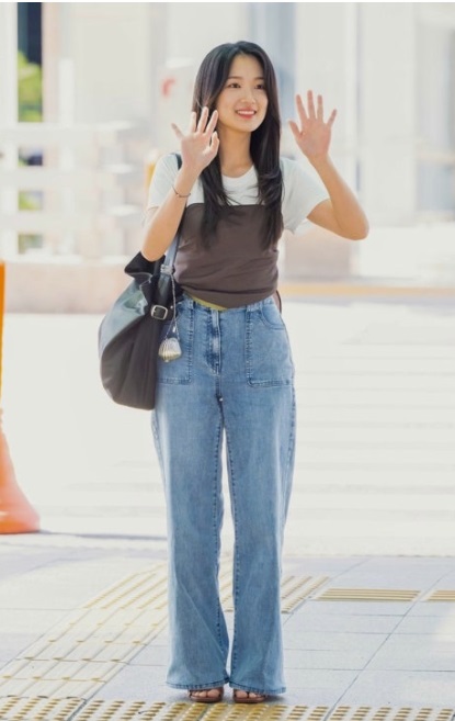 김혜윤 공항패션 옷 티셔츠 가방 신발 샌들 패션 코디 가격 정보