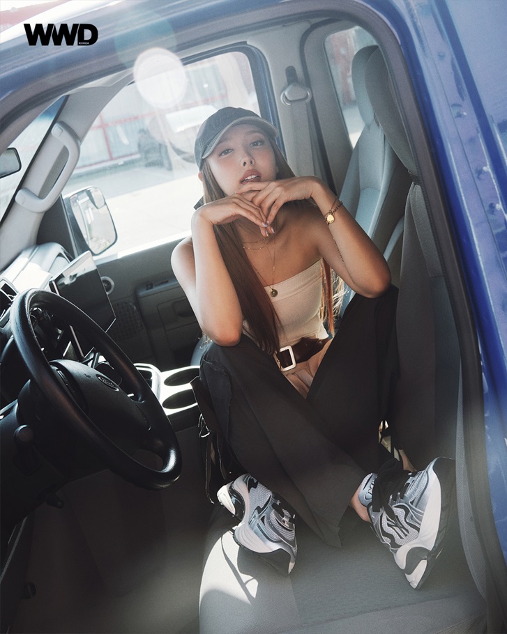 ABCD 솔로 컴백 트와이스 나연 여름코디 MLB화보 속 신발, 가방, 티셔츠 정보