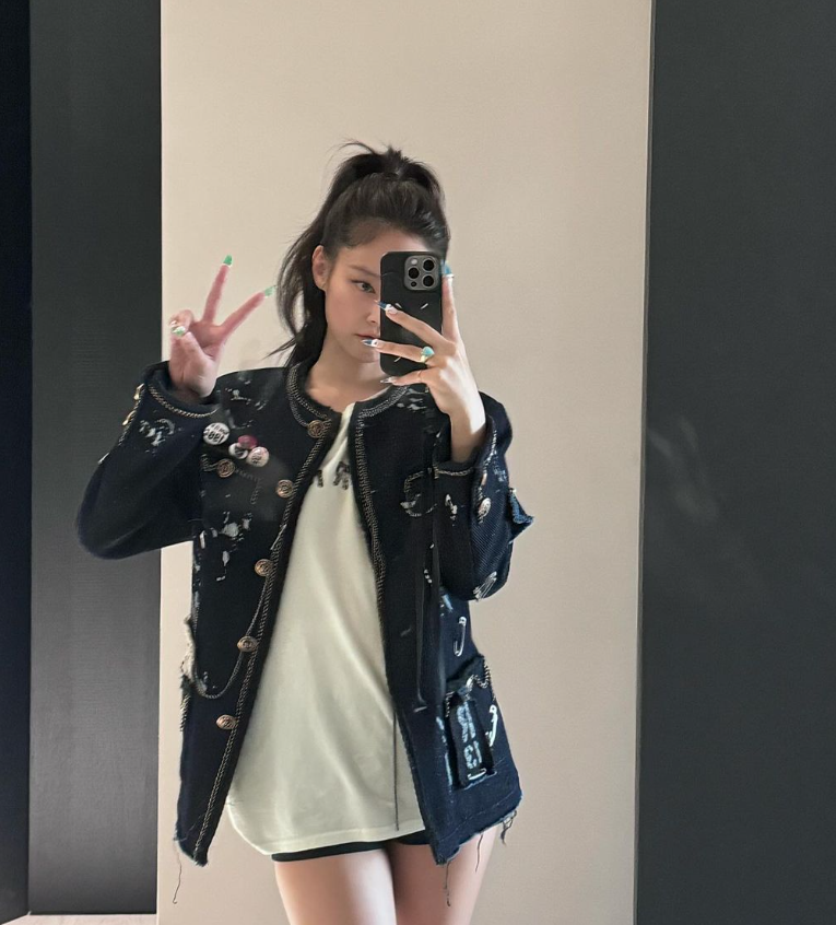 제니 빌리아일리시 만난 패션 여자 오버핏 트위드 노카라 자켓 코디 가격은?