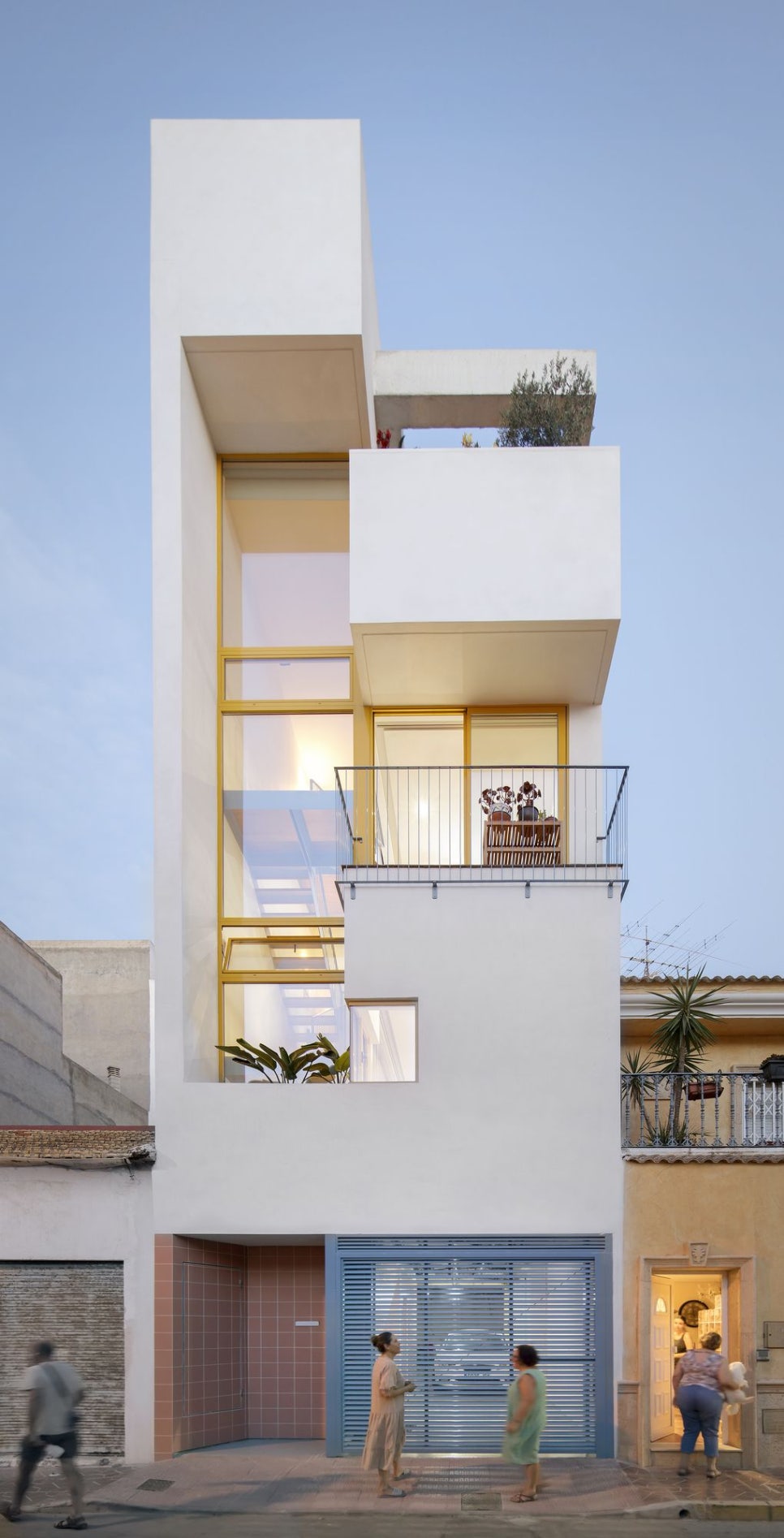 좁고 깊고 높은 집! 중정 중심의 타워형 도시 주택, House between Party Walls by Bernardo Cerrato